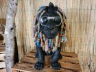 Löwe in Schwarz mit Rastalocken, Brille und Kopfhörer